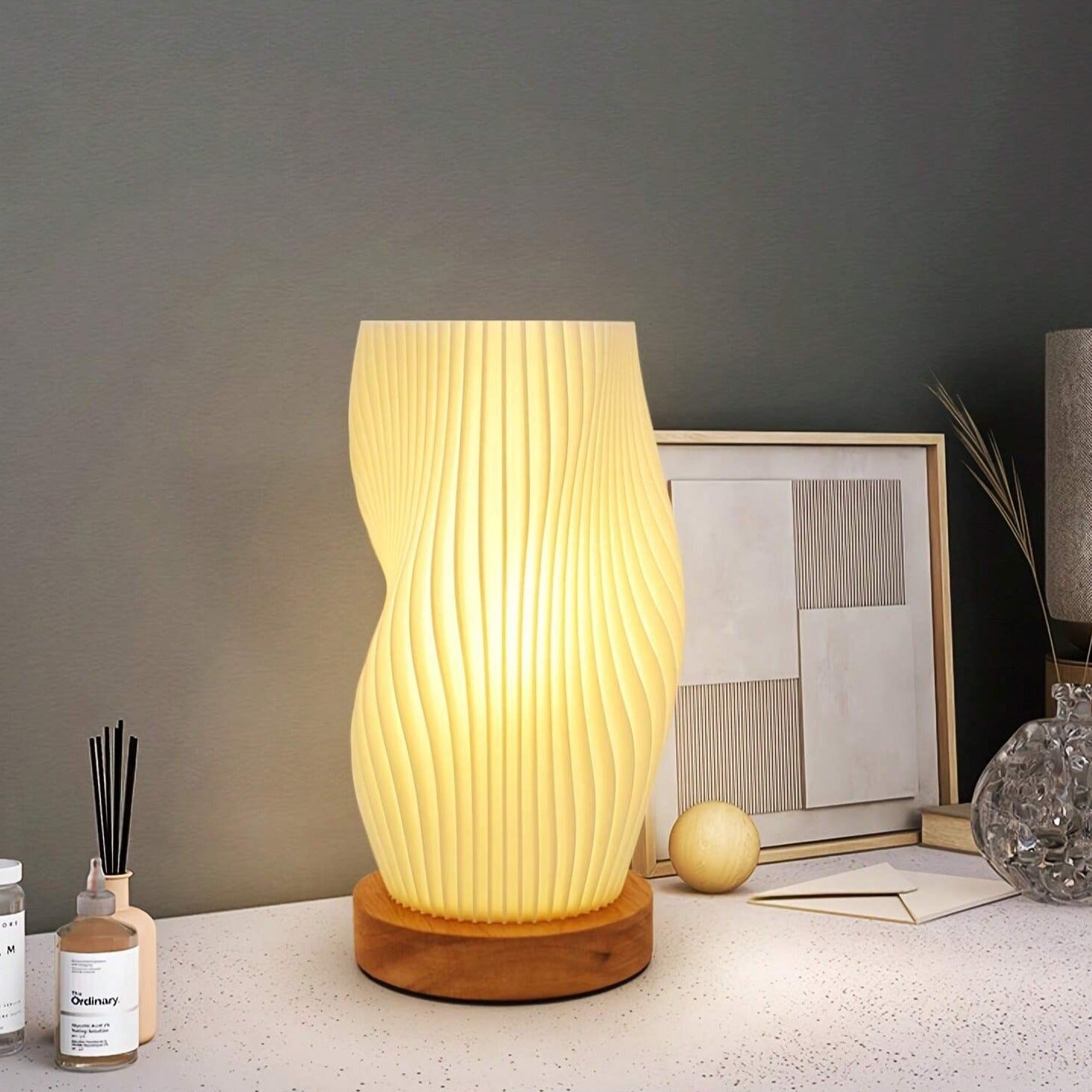 Véoria | Lampe de Table – Abat-Jour Ondulé et Lumière Douce