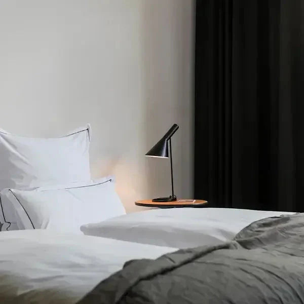 Auralis | Lampe LED – Design Élancé et Ambiance Accueillante