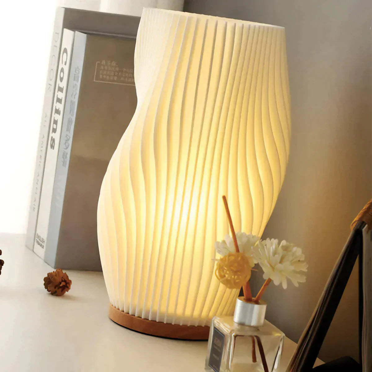 Véoria | Lampe de Table – Abat-Jour Ondulé et Lumière Douce