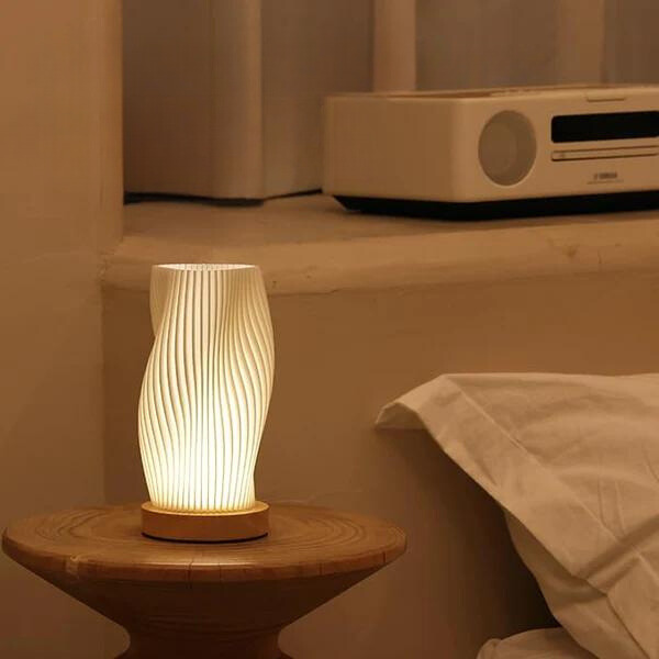 Véoria | Lampe de Table – Abat-Jour Ondulé et Lumière Douce