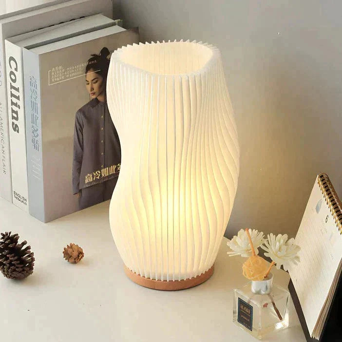 Véoria | Lampe de Table – Abat-Jour Ondulé et Lumière Douce