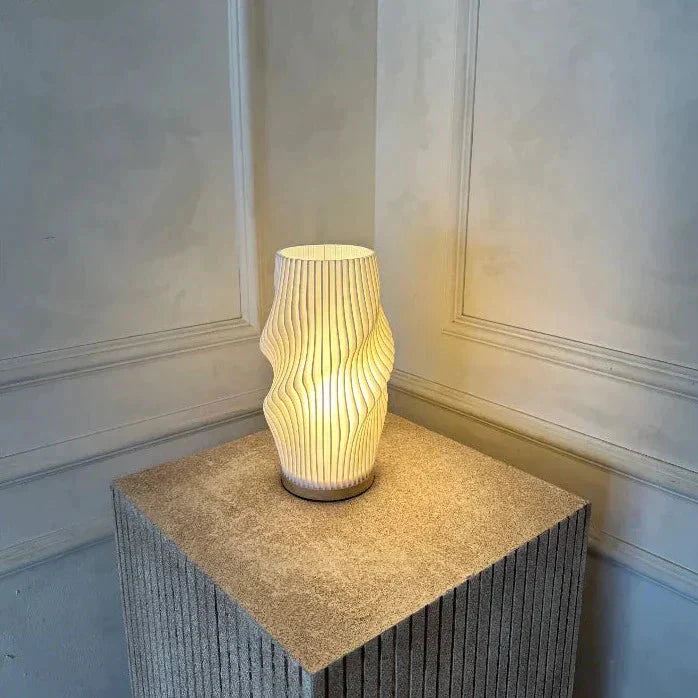 Véoria | Lampe de Table – Abat-Jour Ondulé et Lumière Douce
