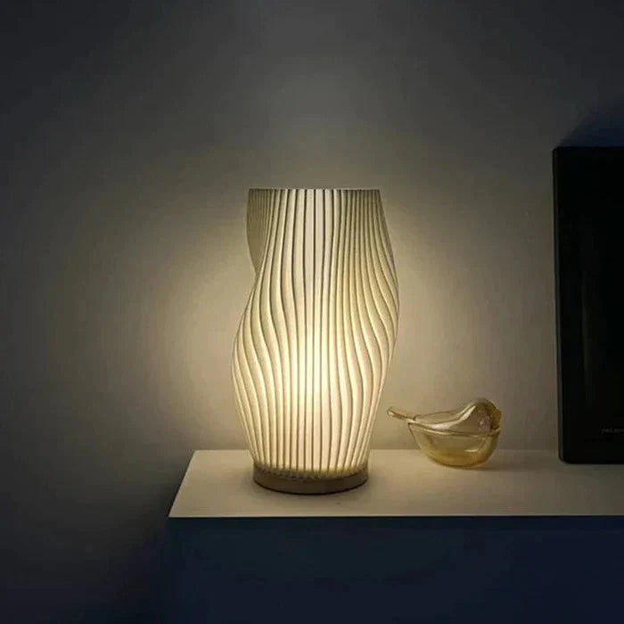 Véoria | Lampe de Table – Abat-Jour Ondulé et Lumière Douce