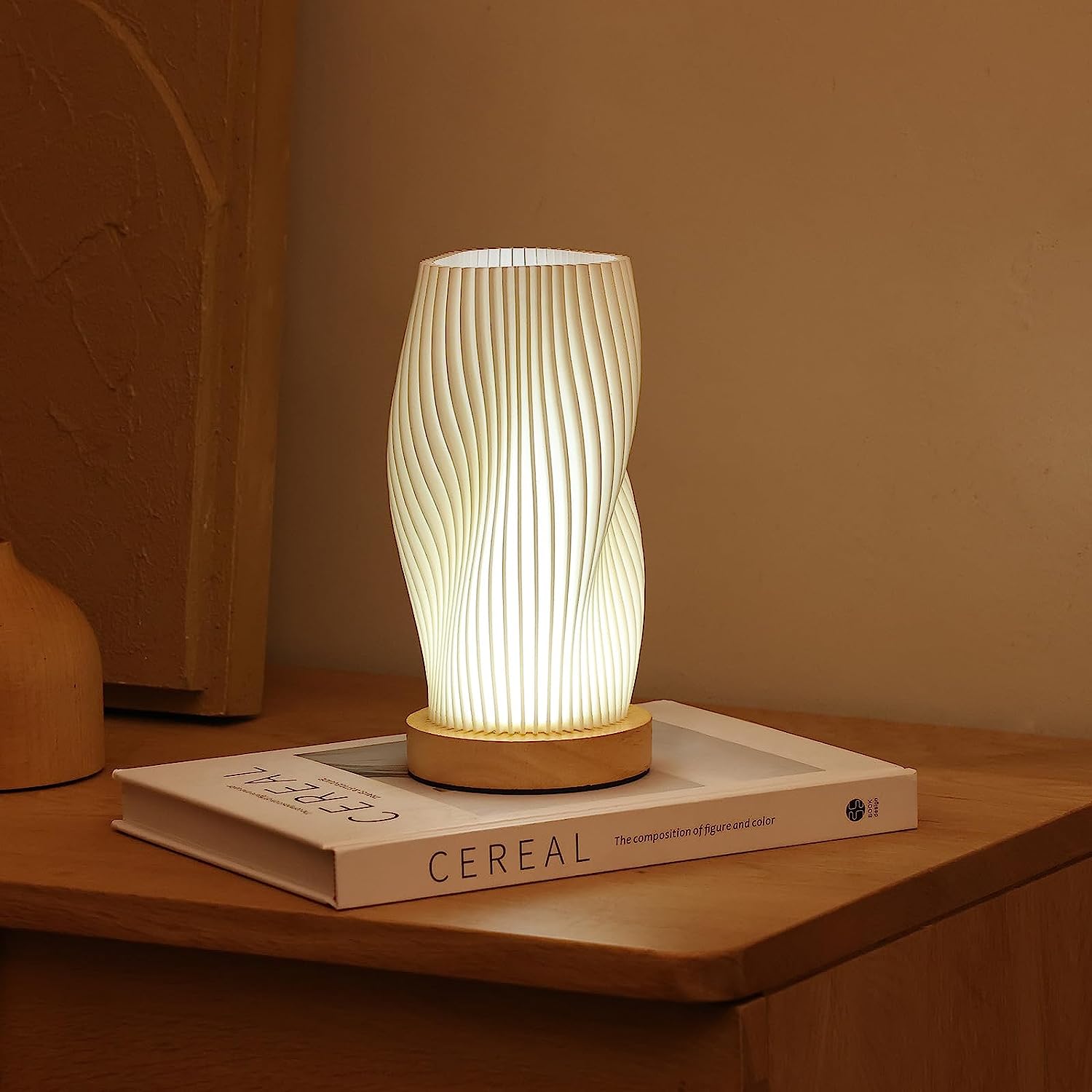 Véoria | Lampe de Table – Abat-Jour Ondulé et Lumière Douce
