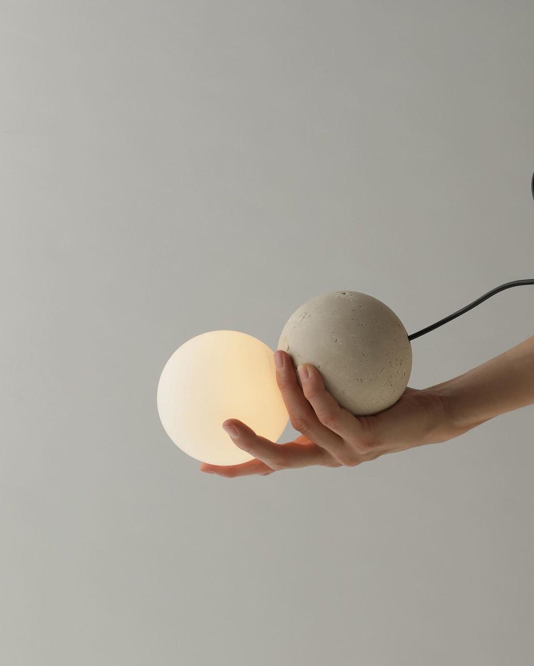 Soléra | Suspension Géométrique – Verre Opale et Grès Volcanique