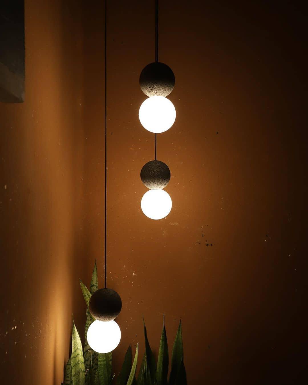 Soléra | Suspension Géométrique – Verre Opale et Grès Volcanique