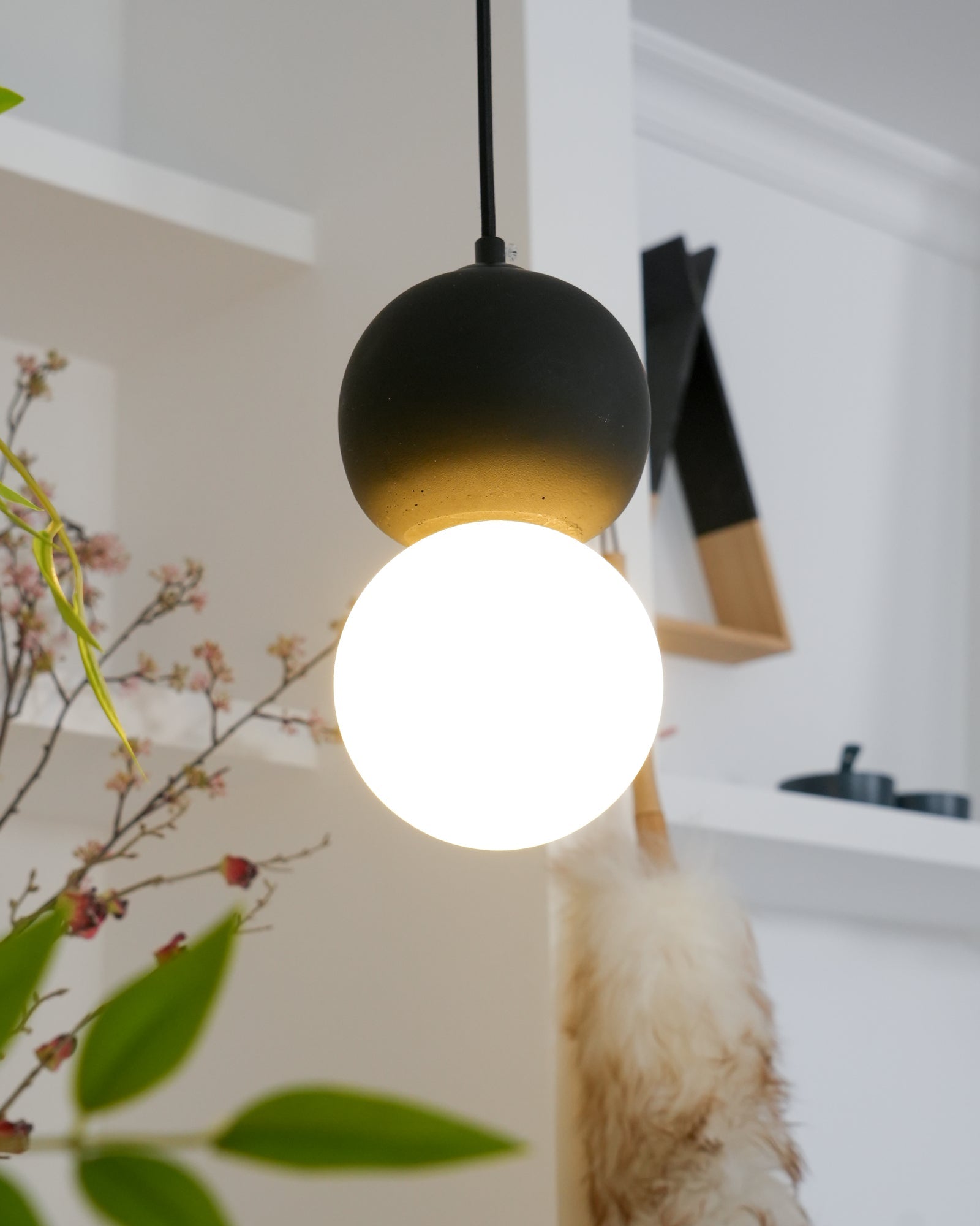 Soléra | Suspension Géométrique – Verre Opale et Grès Volcanique