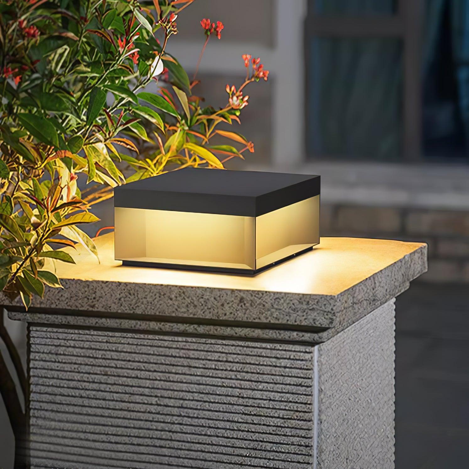 LumiJardin | Lampe de Pilier Solaire – Résistante UV et Intempéries
