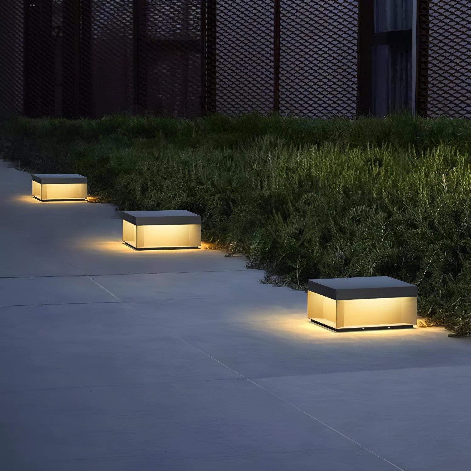 LumiJardin | Lampe de Pilier Solaire – Résistante UV et Intempéries