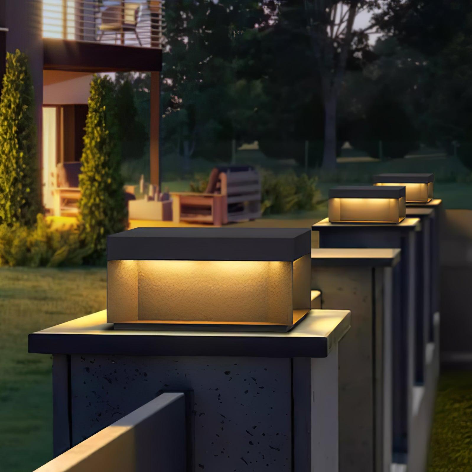 LumiJardin | Lampe de Pilier Solaire – Résistante UV et Intempéries