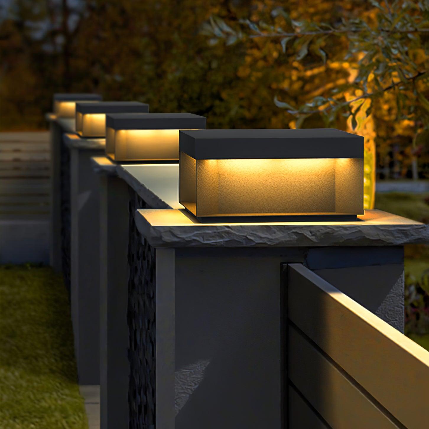LumiJardin | Lampe de Pilier Solaire – Résistante UV et Intempéries