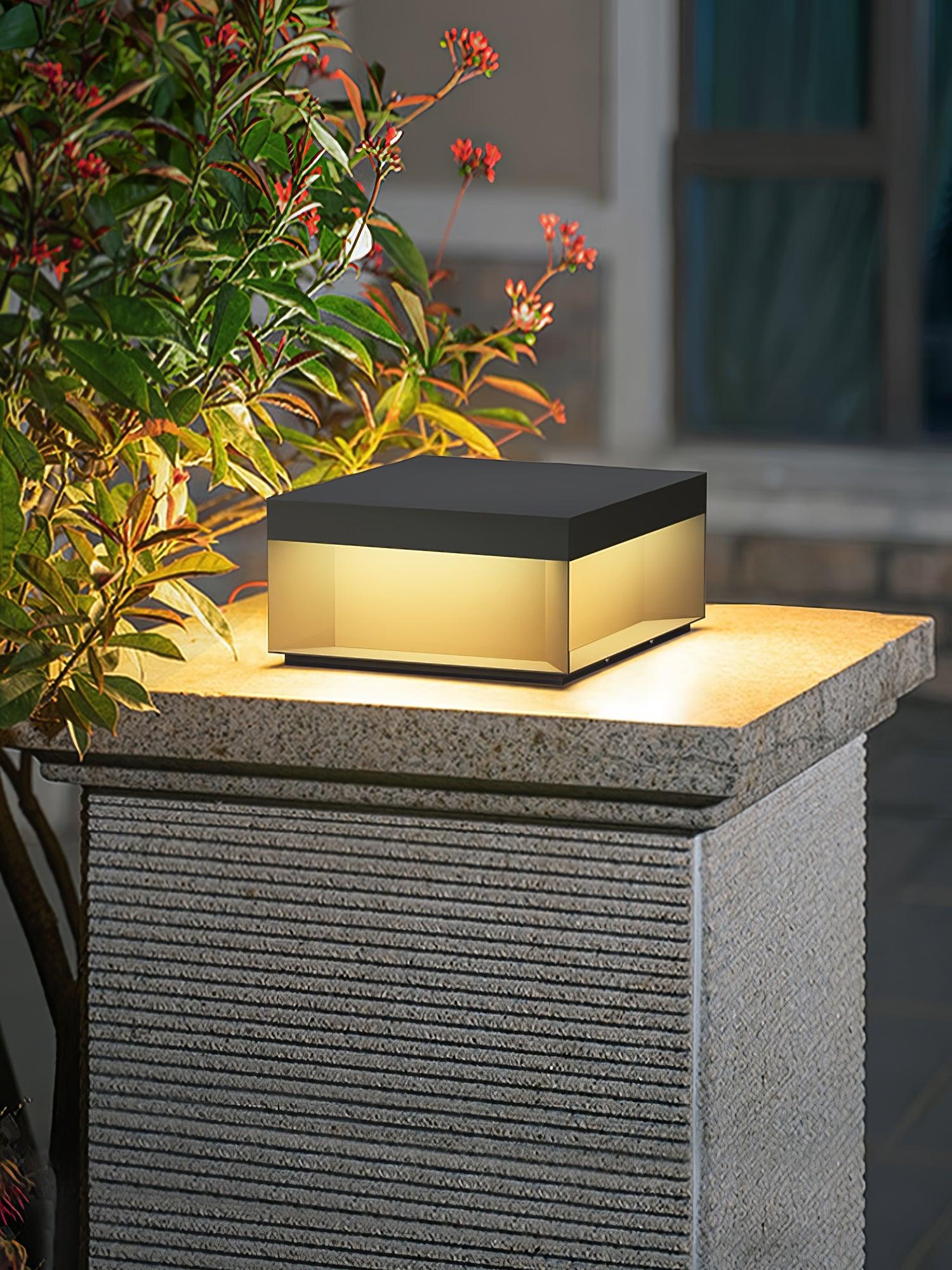 LumiJardin | Lampe de Pilier Solaire – Résistante UV et Intempéries
