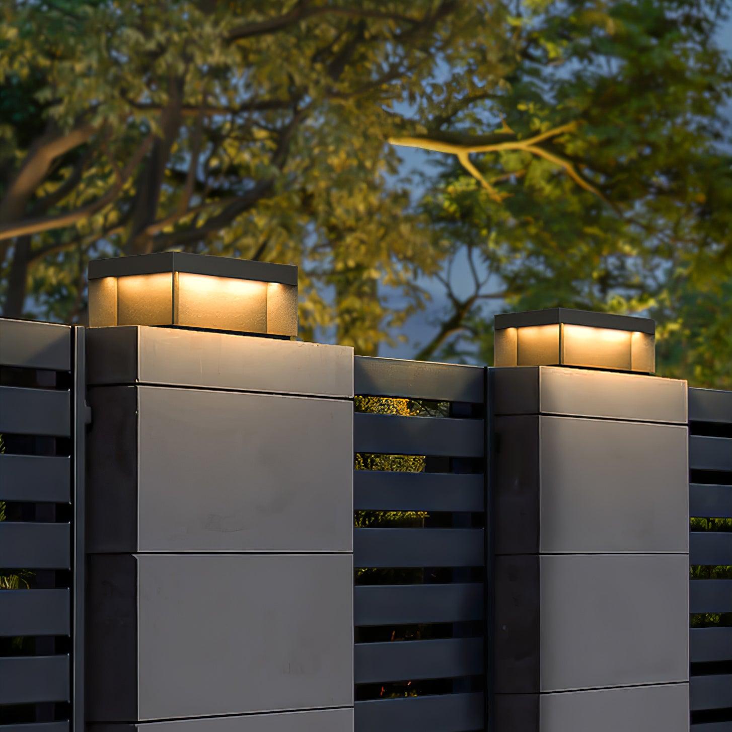 LumiJardin | Lampe de Pilier Solaire – Résistante UV et Intempéries