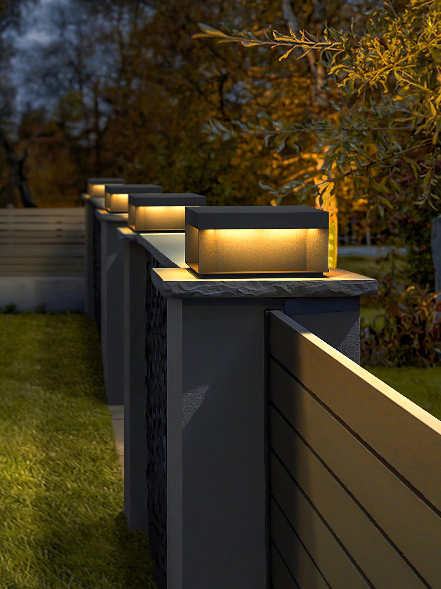 LumiJardin | Lampe de Pilier Solaire – Résistante UV et Intempéries