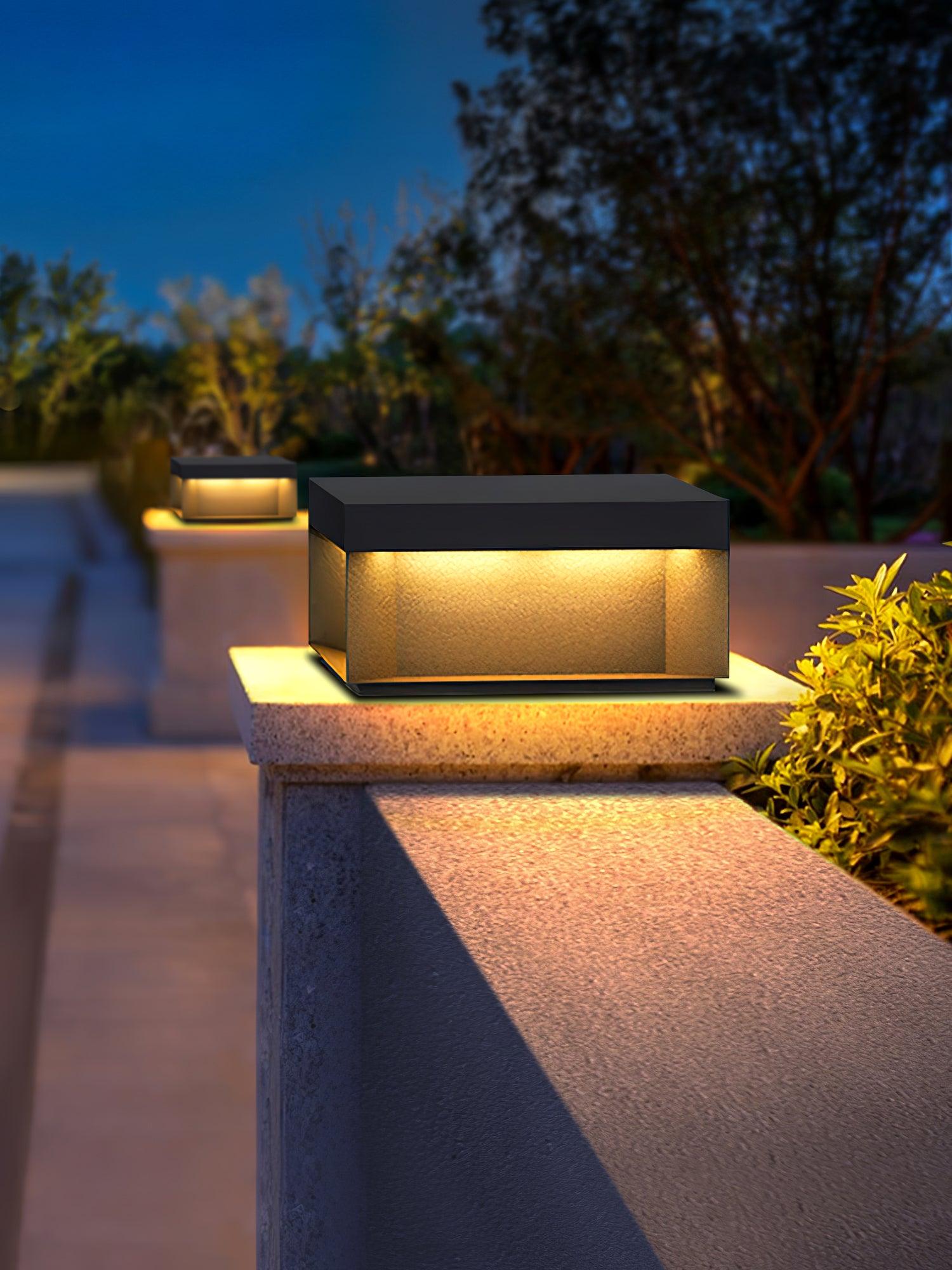 LumiJardin | Lampe de Pilier Solaire – Résistante UV et Intempéries