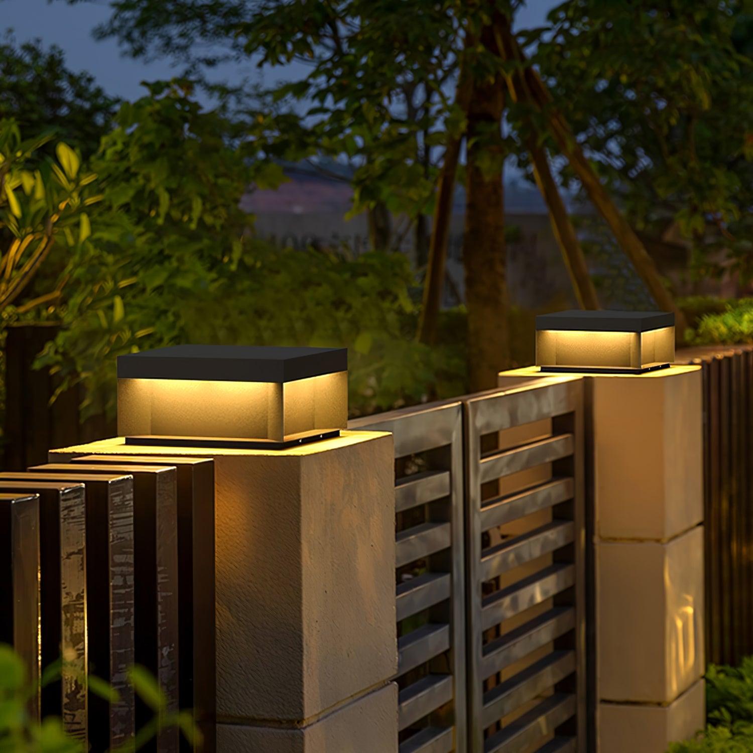 LumiJardin | Lampe de Pilier Solaire – Résistante UV et Intempéries