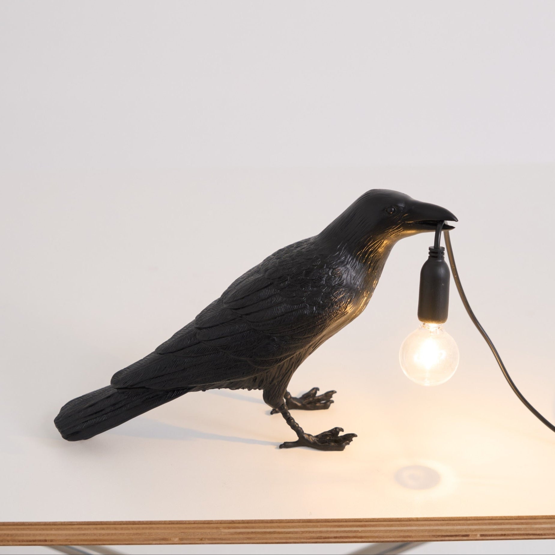 Corvélis | Lampe de Table – Corbeau sculpté résine style moderne