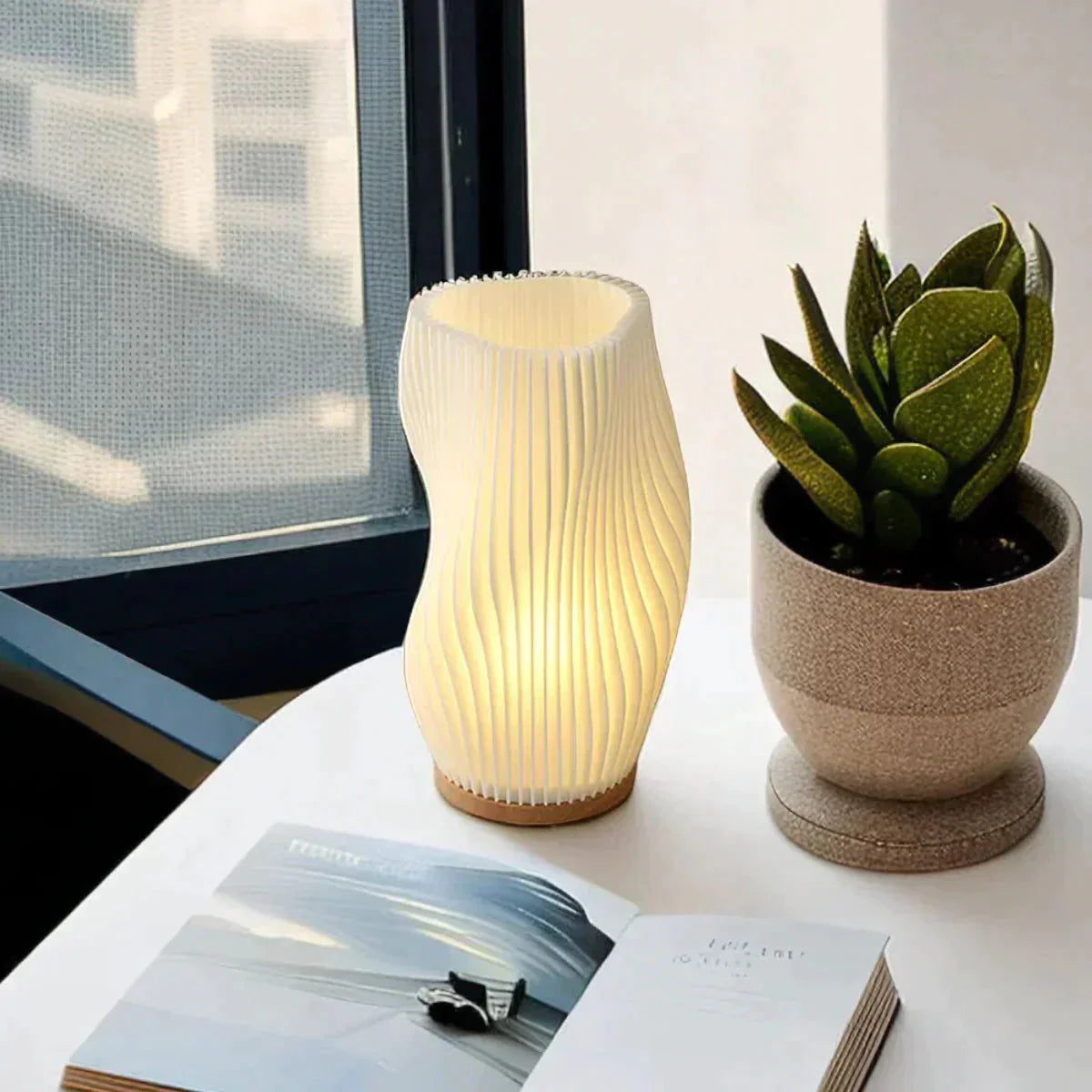 Véoria | Lampe de Table – Abat-Jour Ondulé et Lumière Douce