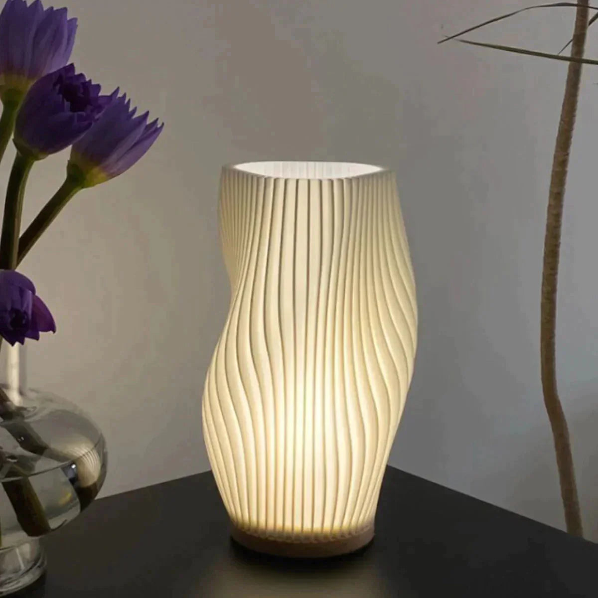 Véoria | Lampe de Table – Abat-Jour Ondulé et Lumière Douce