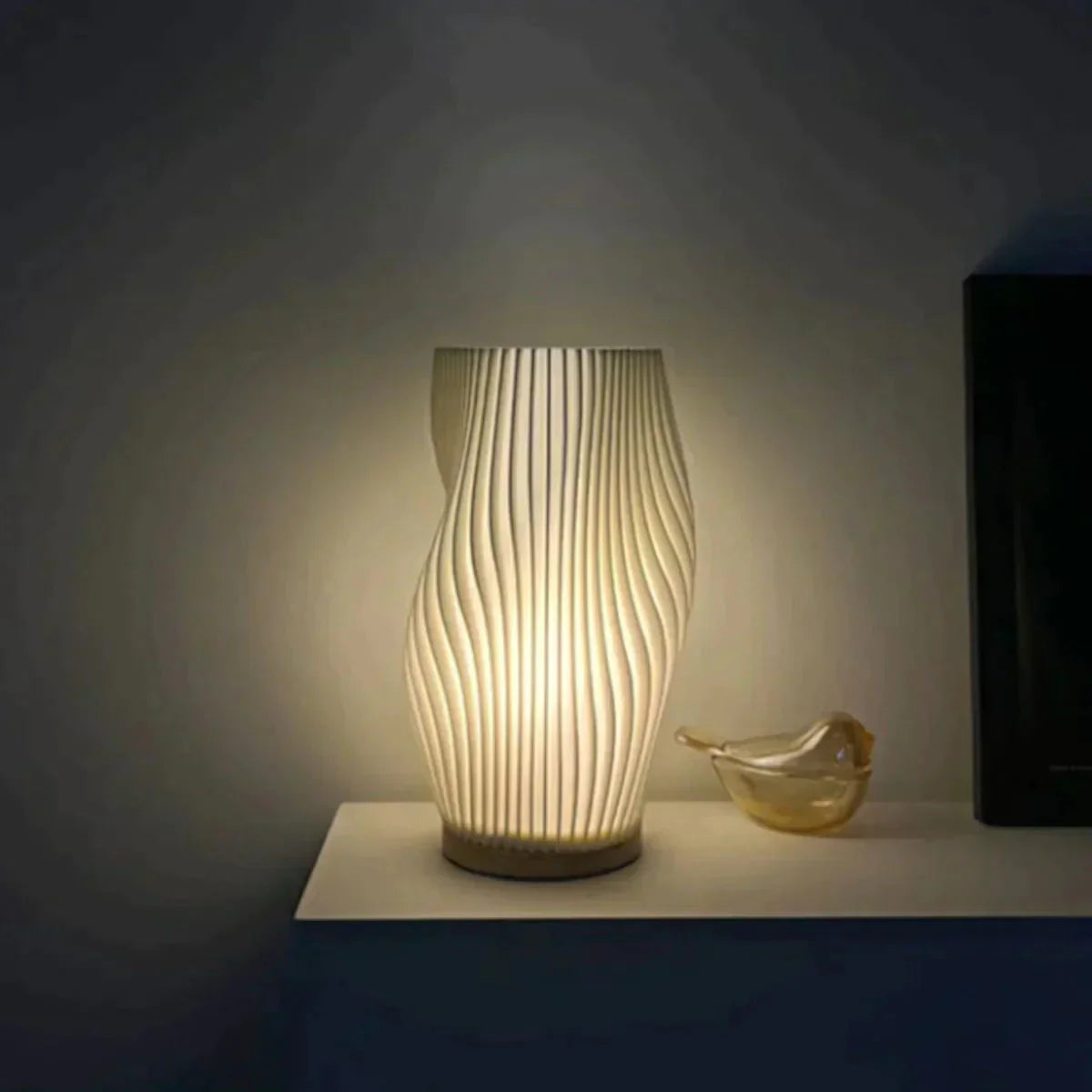 Véoria | Lampe de Table – Abat-Jour Ondulé et Lumière Douce
