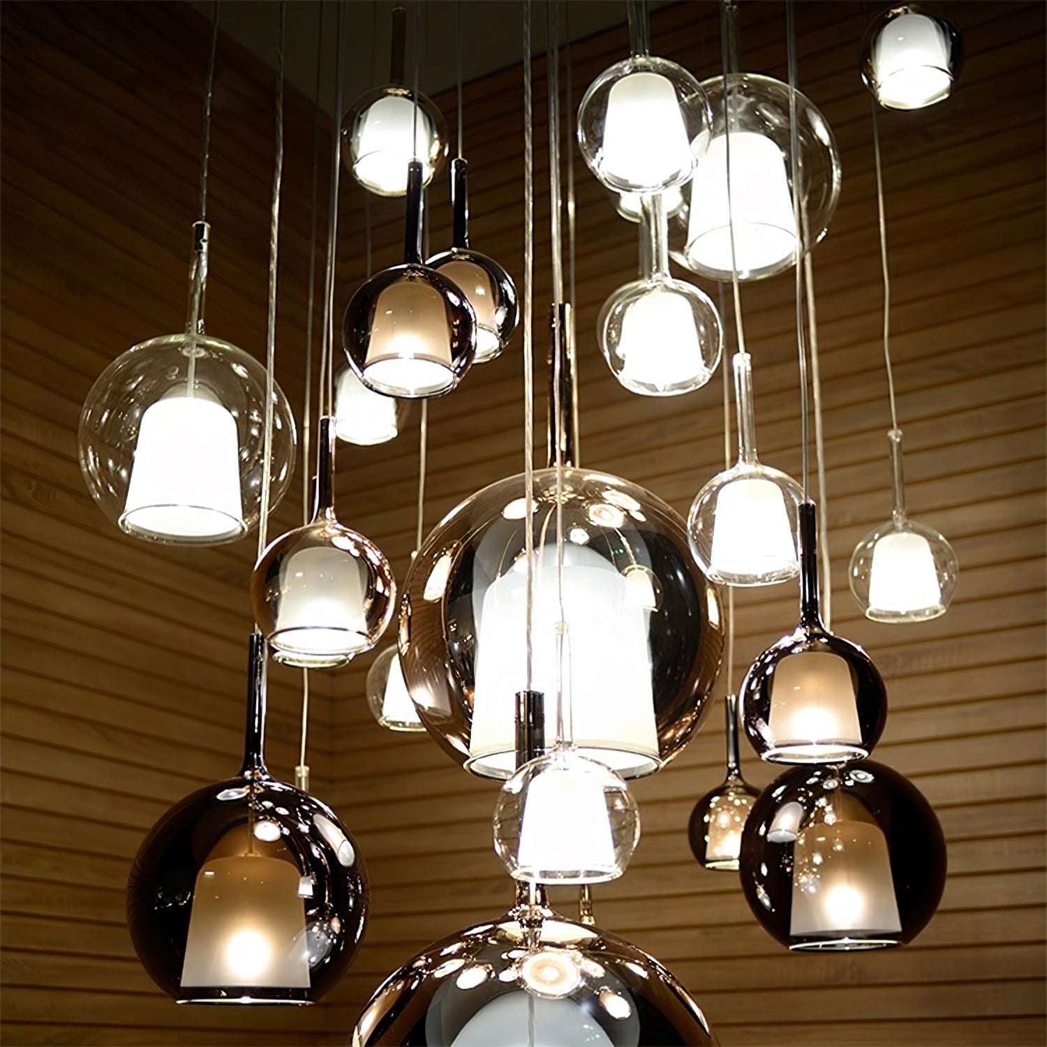 Énora | Suspension Glo – Design Iconique et Ambiance Envoûtante