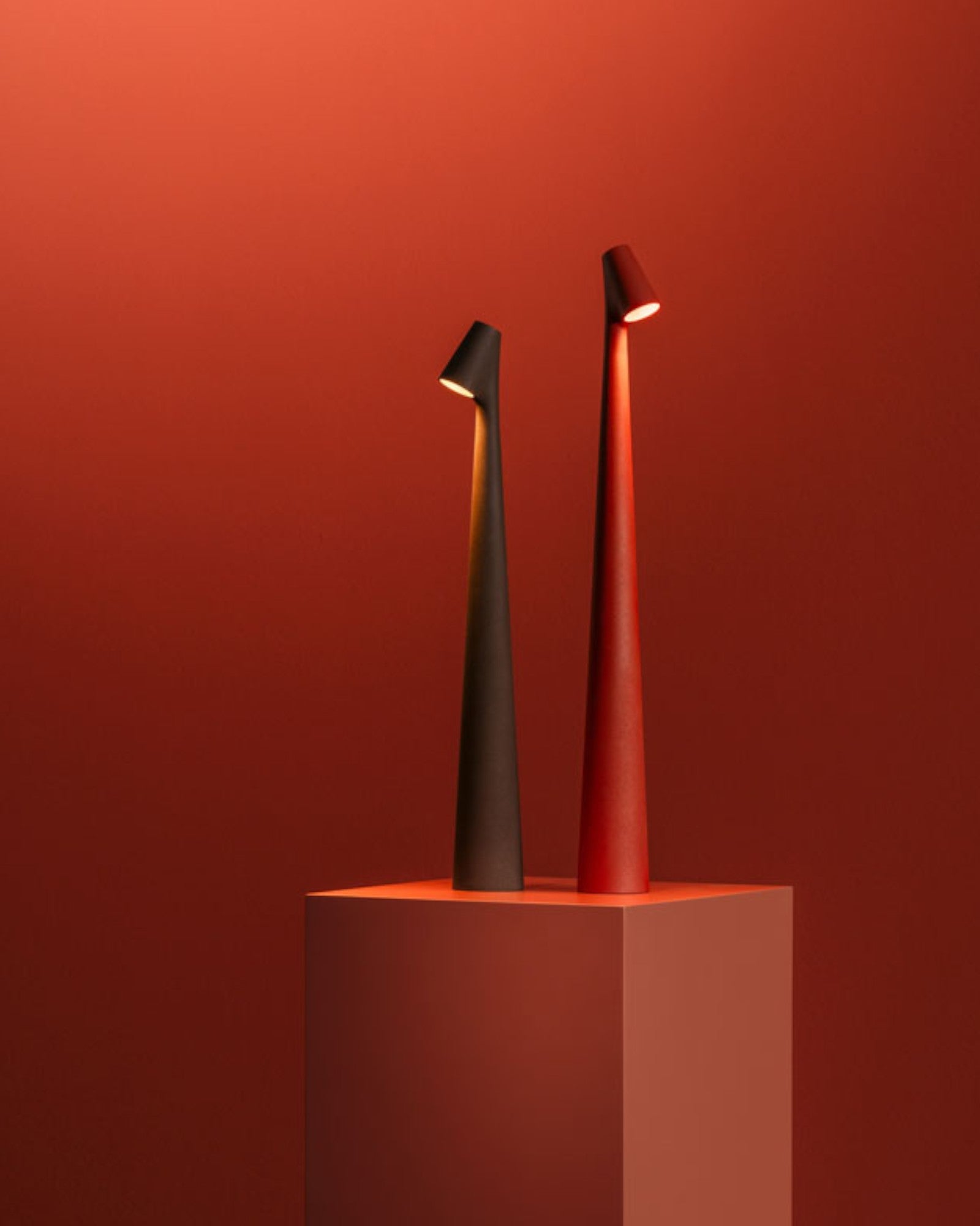 Lampe de Table Rechargeable Sans Fil en Aluminium avec Contrôle Tactile et 3 Niveaux de Luminosité – Design Moderne et Élégant 3