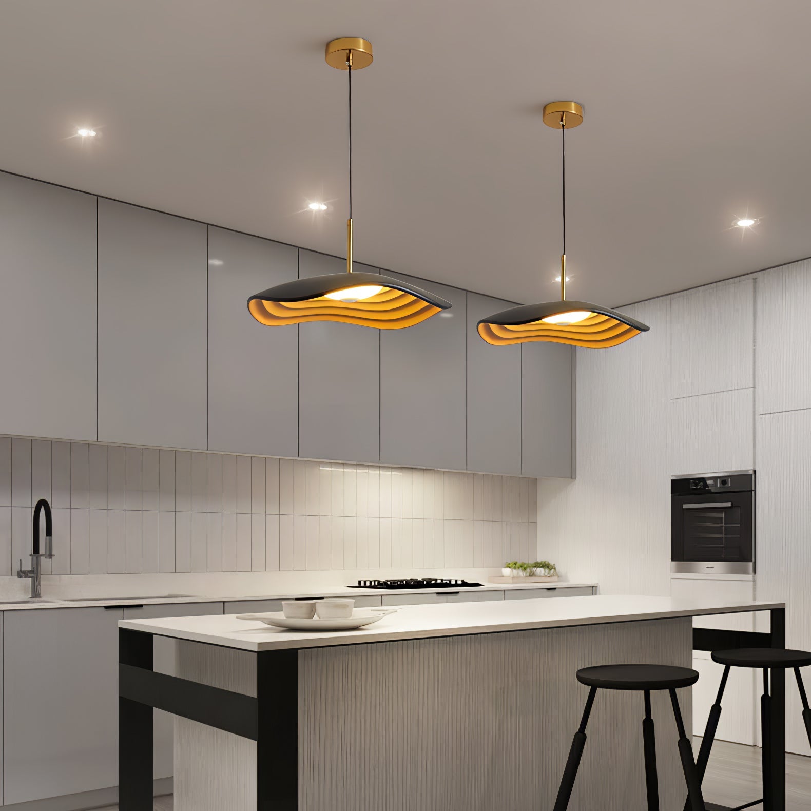 Maréva | Suspension LED – Courbes Élégantes et Éclat Raffiné Noir-orange