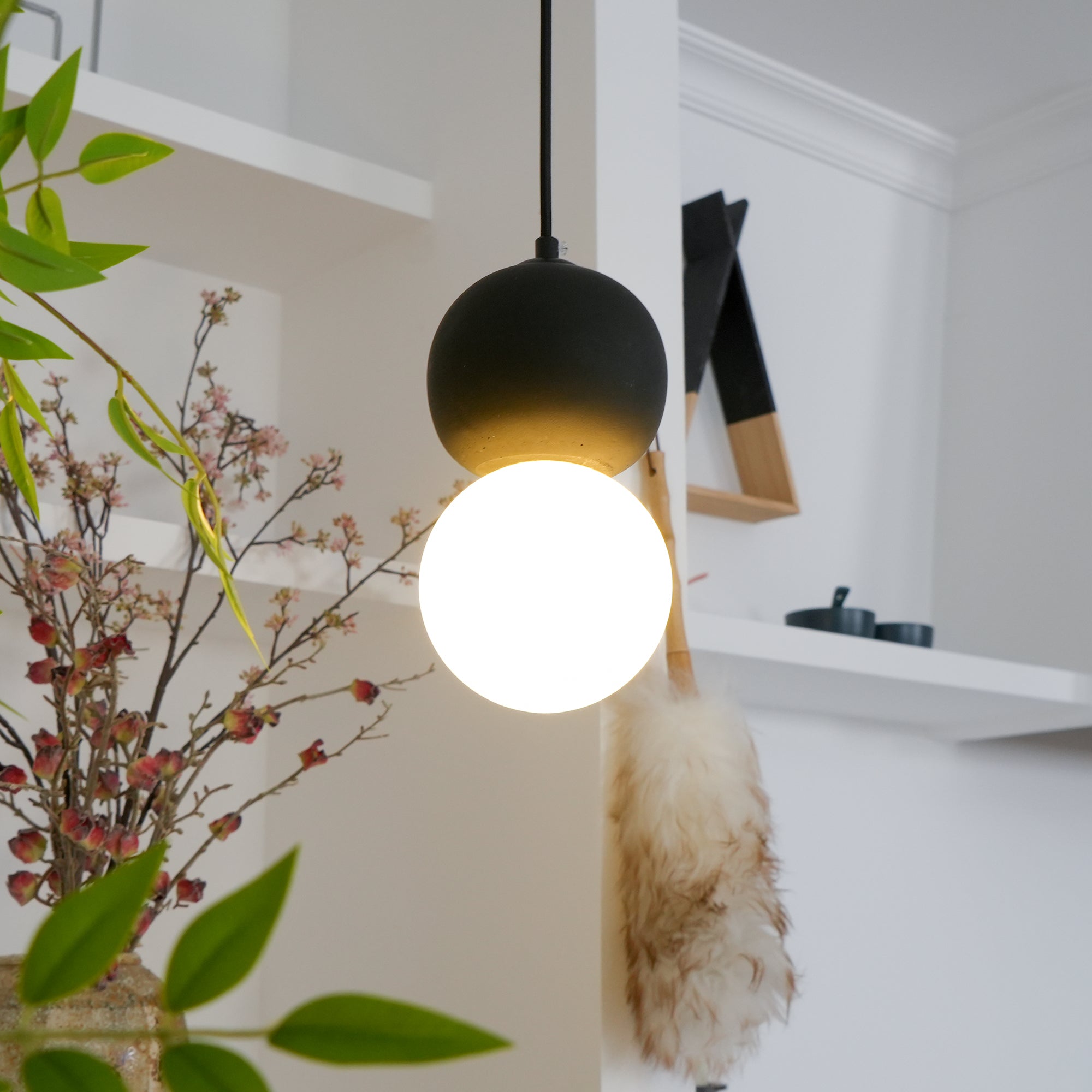 Soléra | Suspension Géométrique – Verre Opale et Grès Volcanique