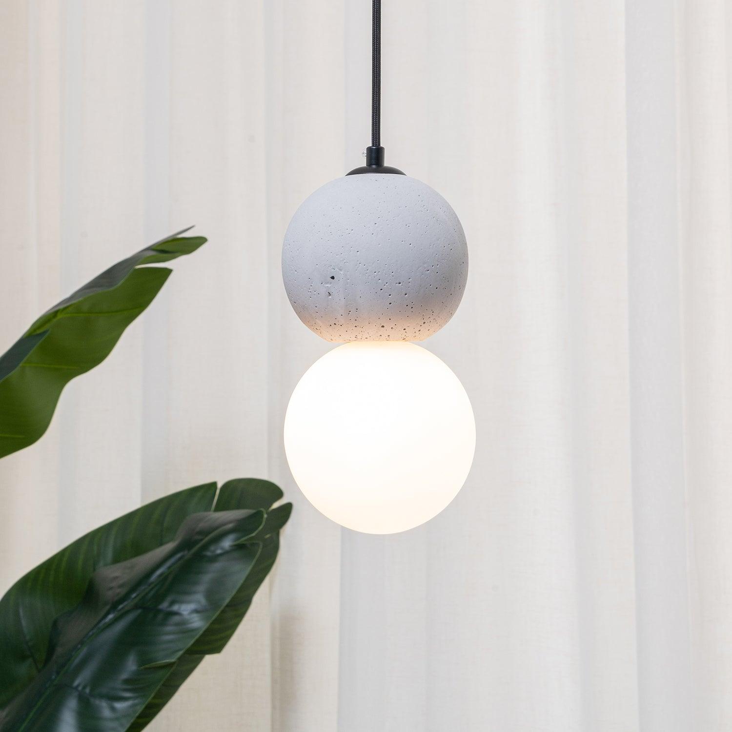 Soléra | Suspension Géométrique – Verre Opale et Grès Volcanique