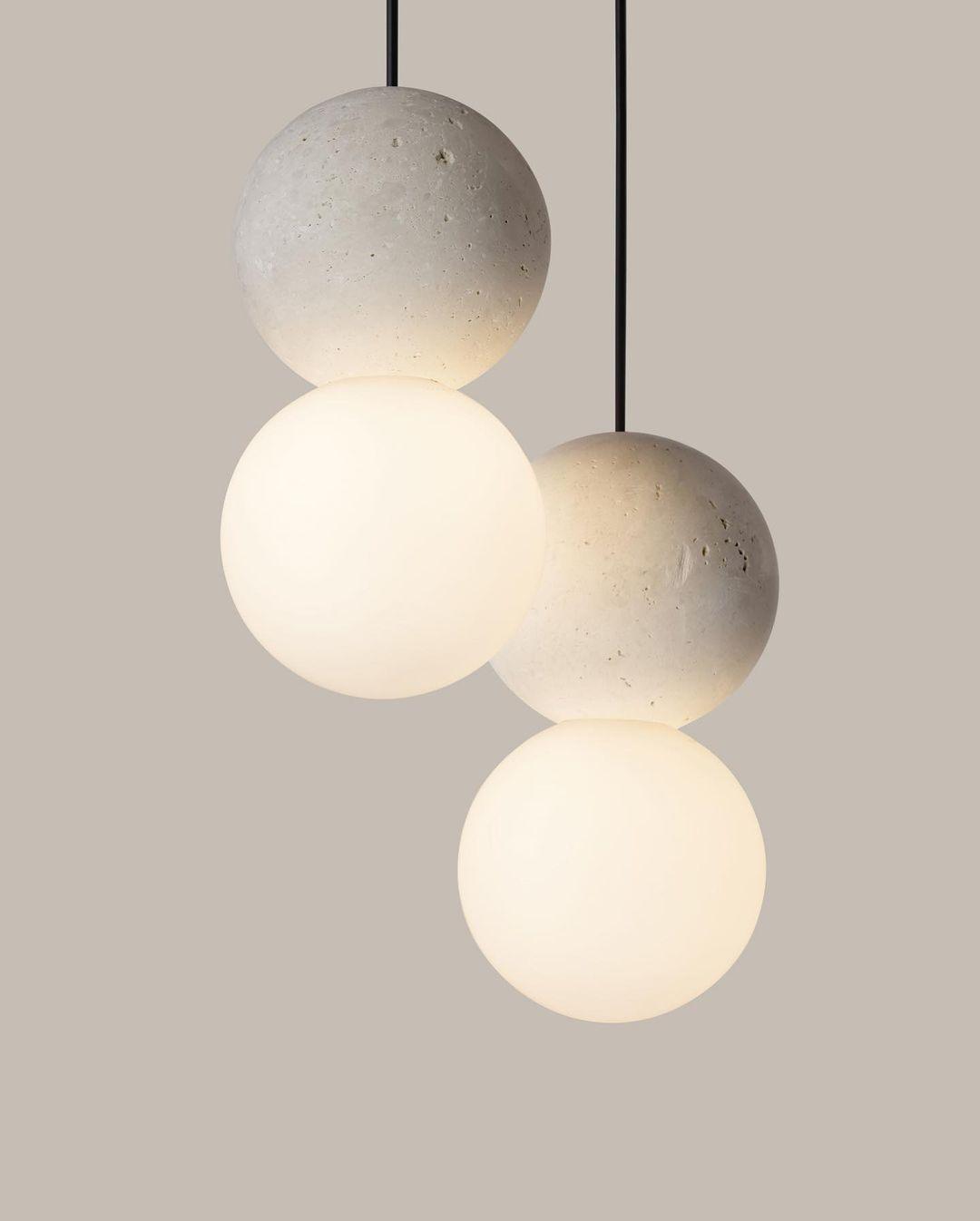 Soléra | Suspension Géométrique – Verre Opale et Grès Volcanique