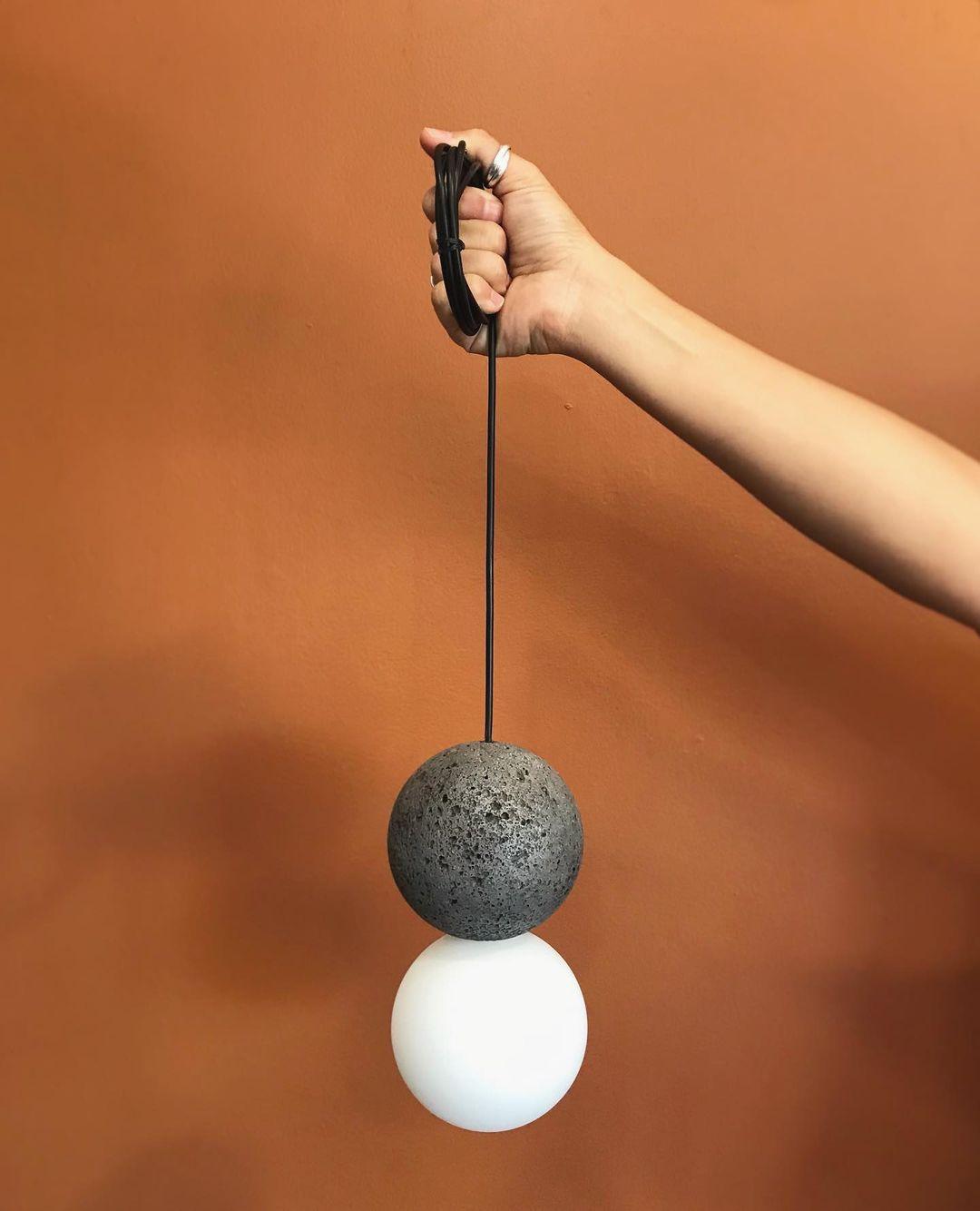 Soléra | Suspension Géométrique – Verre Opale et Grès Volcanique
