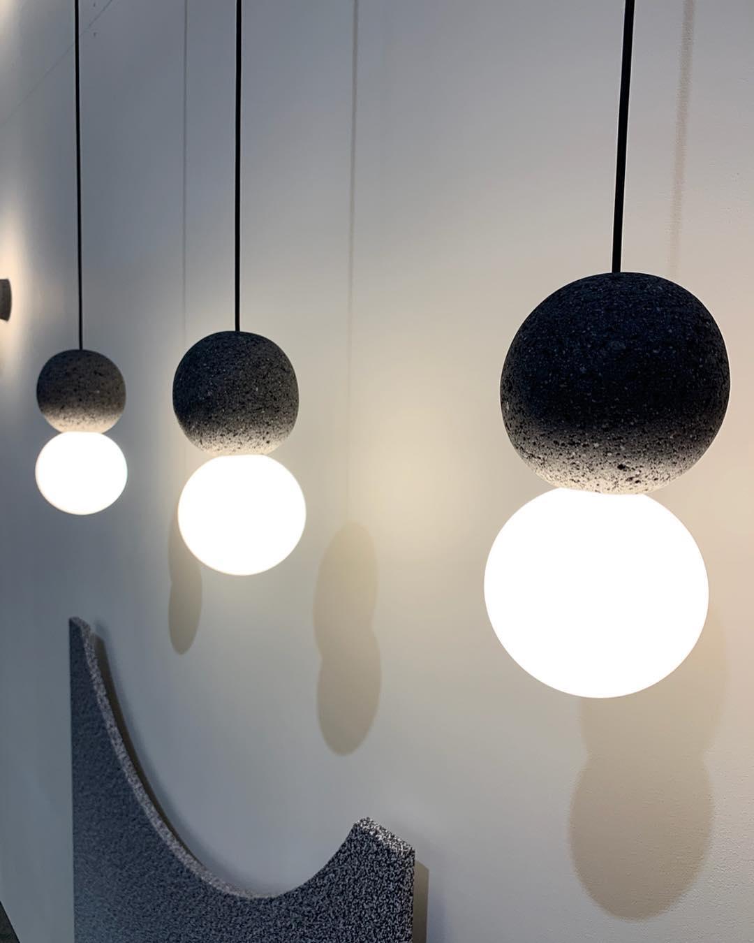 Soléra | Suspension Géométrique – Verre Opale et Grès Volcanique