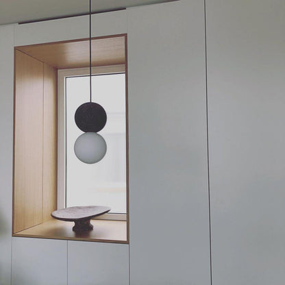 Soléra | Suspension Géométrique – Verre Opale et Grès Volcanique