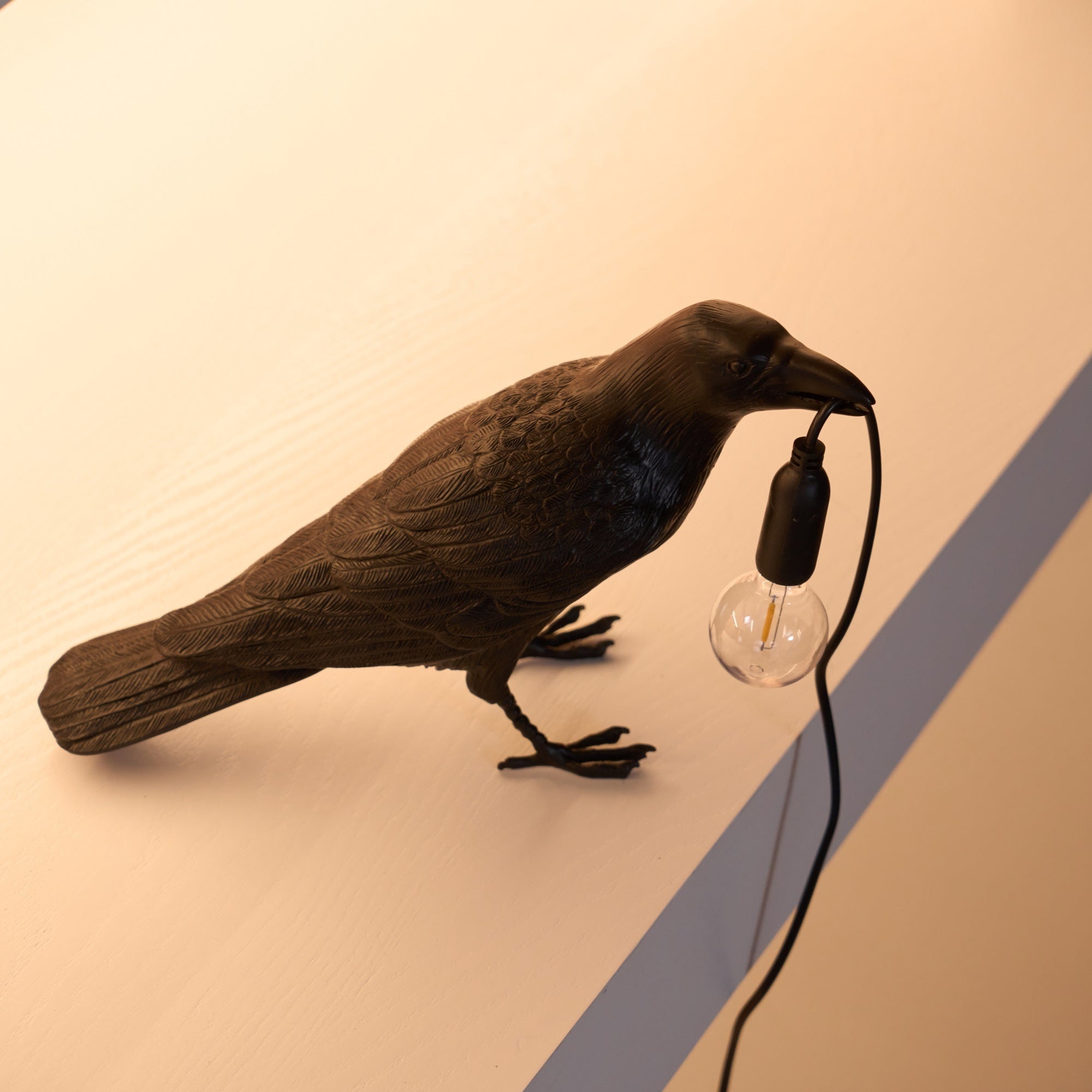 Corvélis | Lampe de Table – Corbeau sculpté résine style moderne