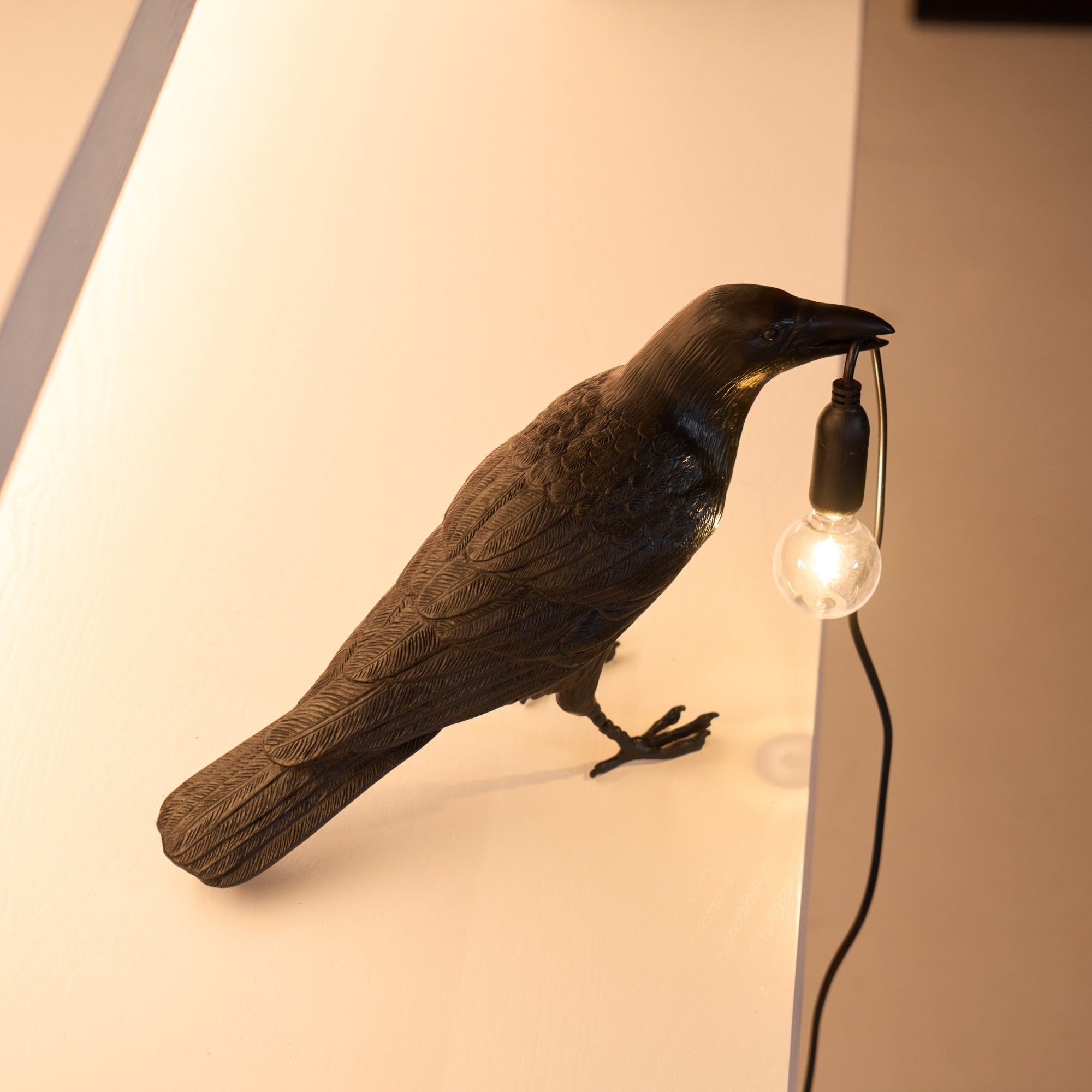 Corvélis | Lampe de Table – Corbeau sculpté résine style moderne