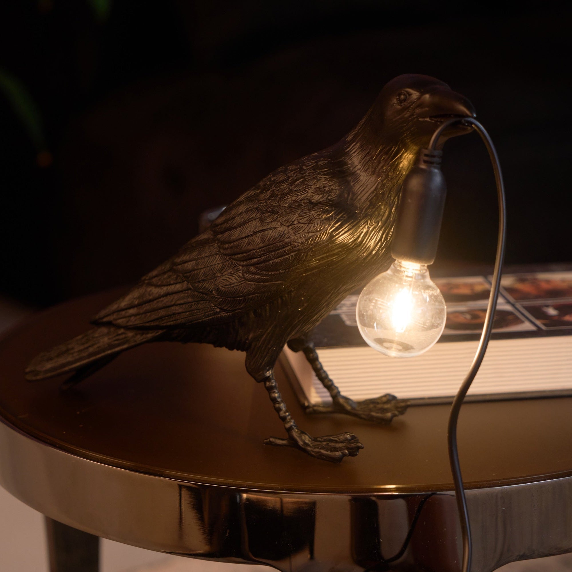 Corvélis | Lampe de Table – Corbeau sculpté résine style moderne