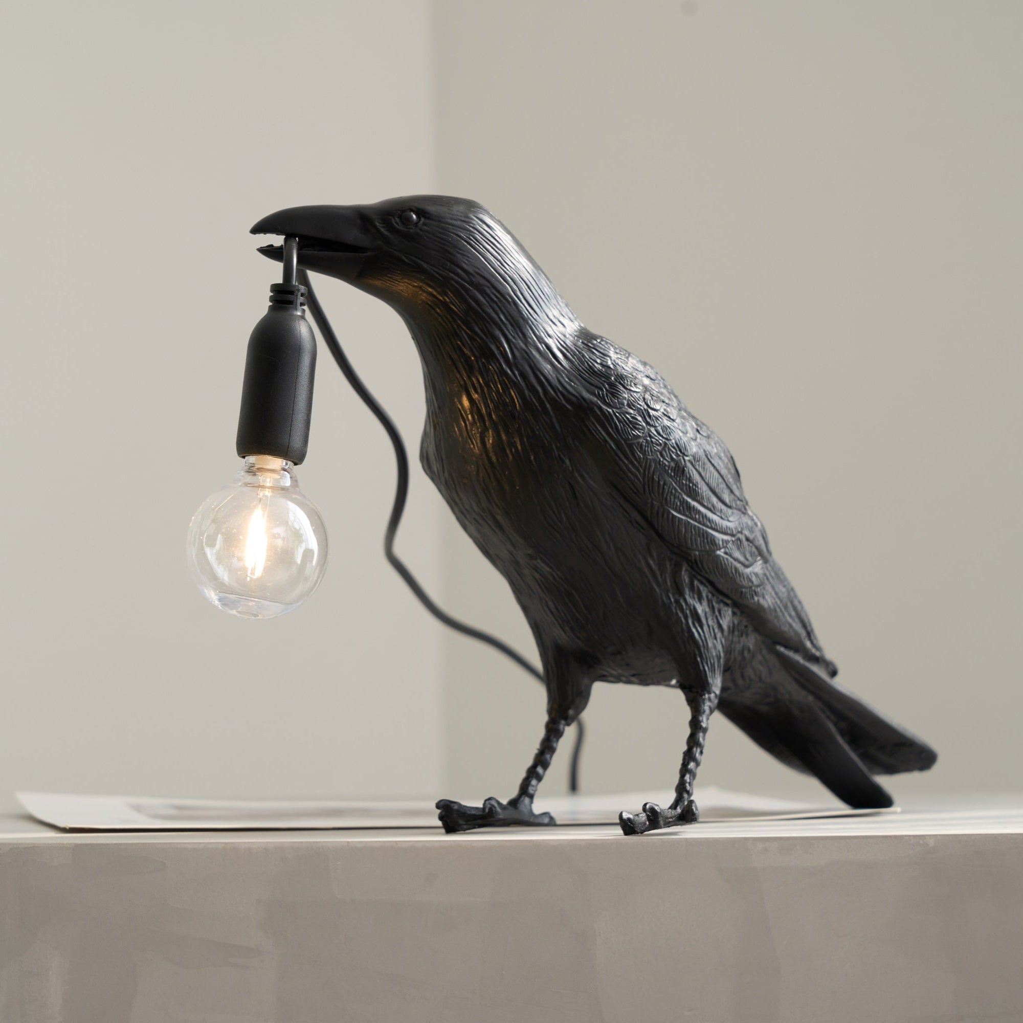 Corvélis | Lampe de Table – Corbeau sculpté résine style moderne