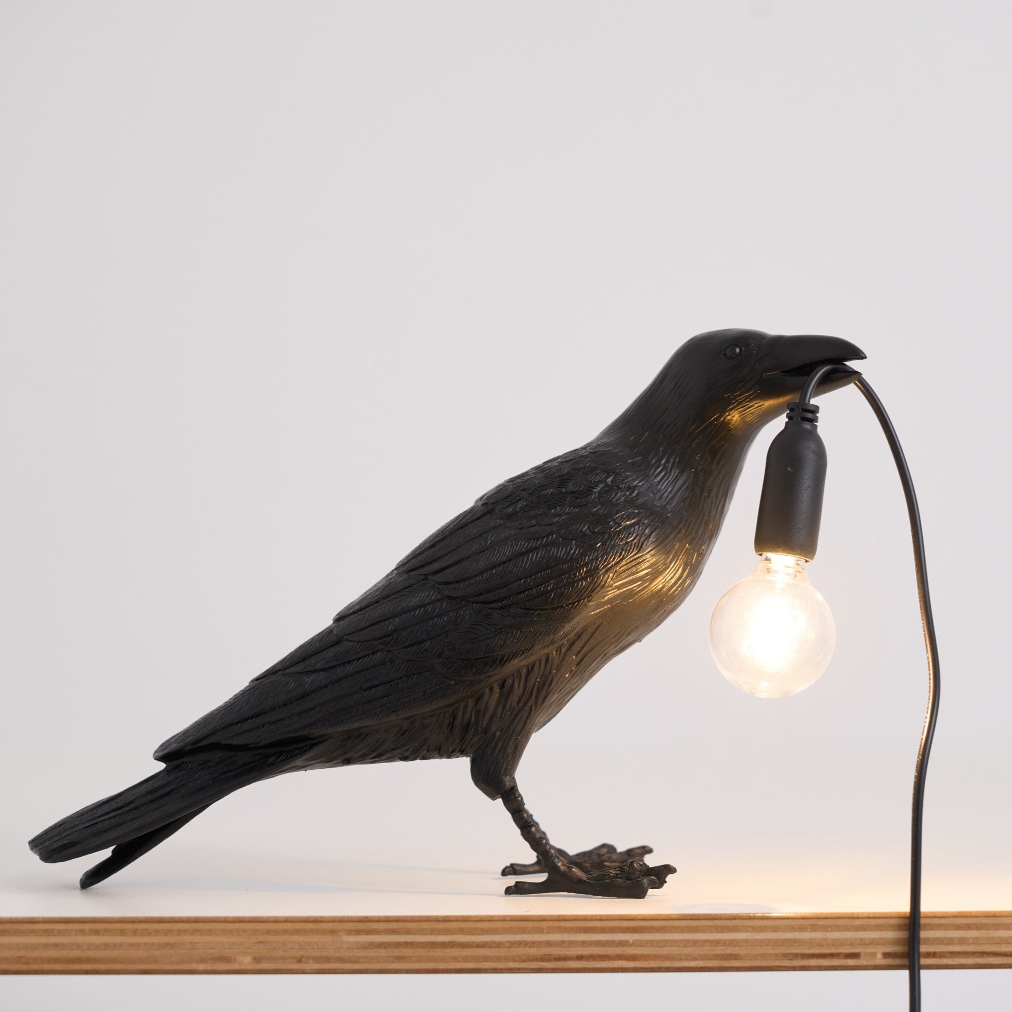 Corvélis | Lampe de Table – Corbeau sculpté résine style moderne