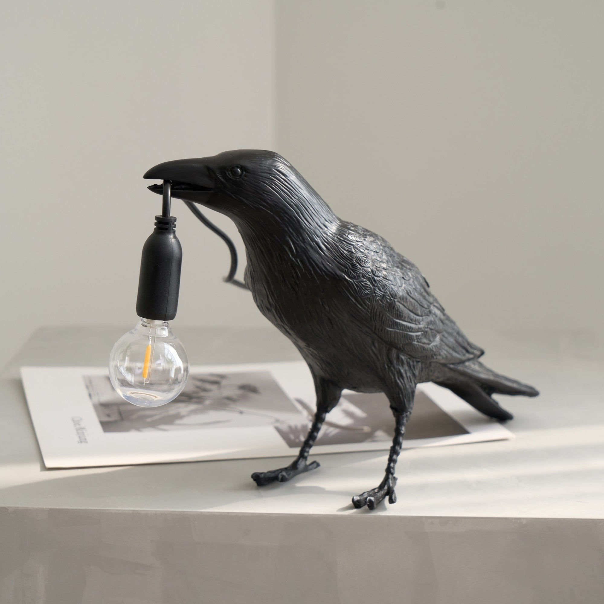 Corvélis | Lampe de Table – Corbeau sculpté résine style moderne