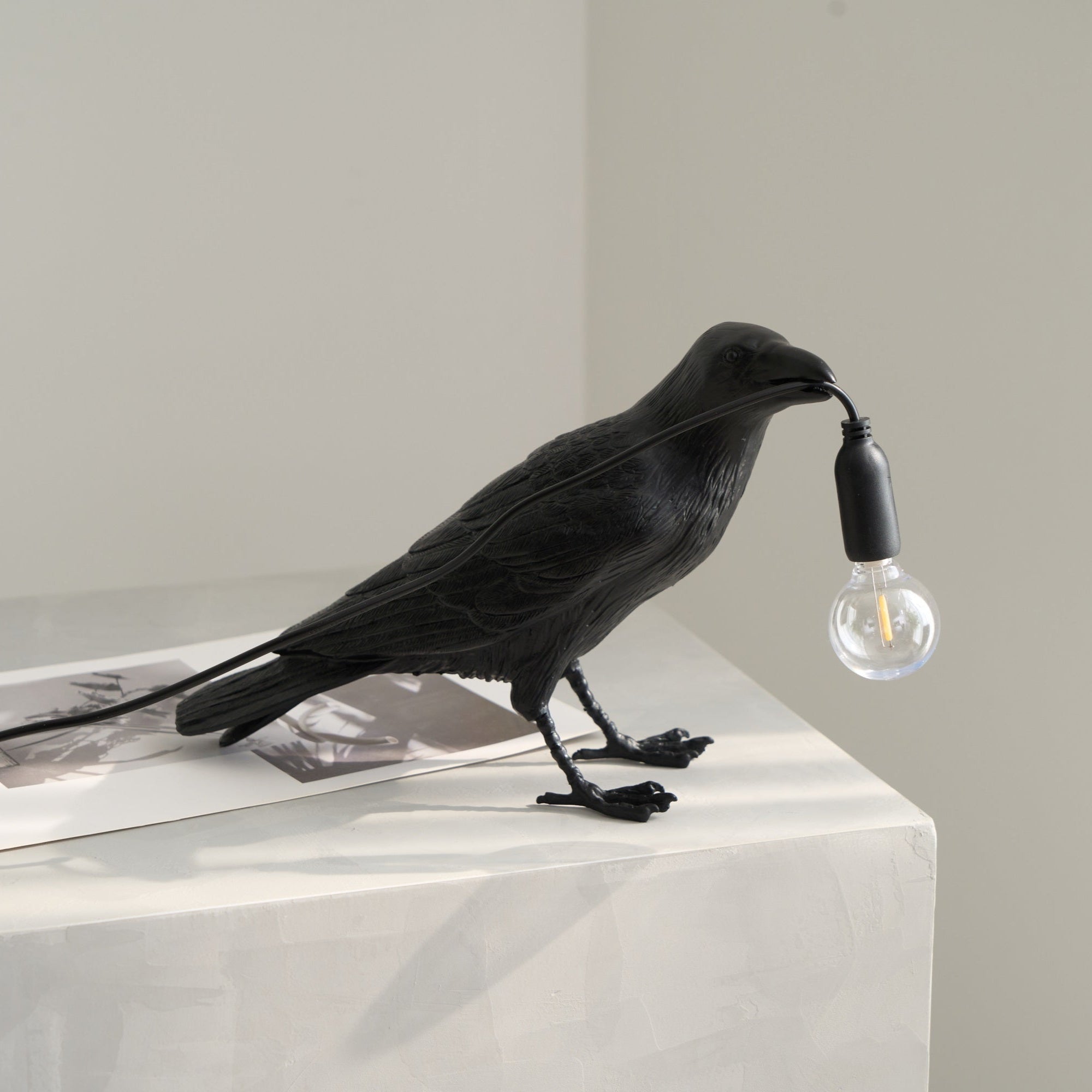 Corvélis | Lampe de Table – Corbeau sculpté résine style moderne