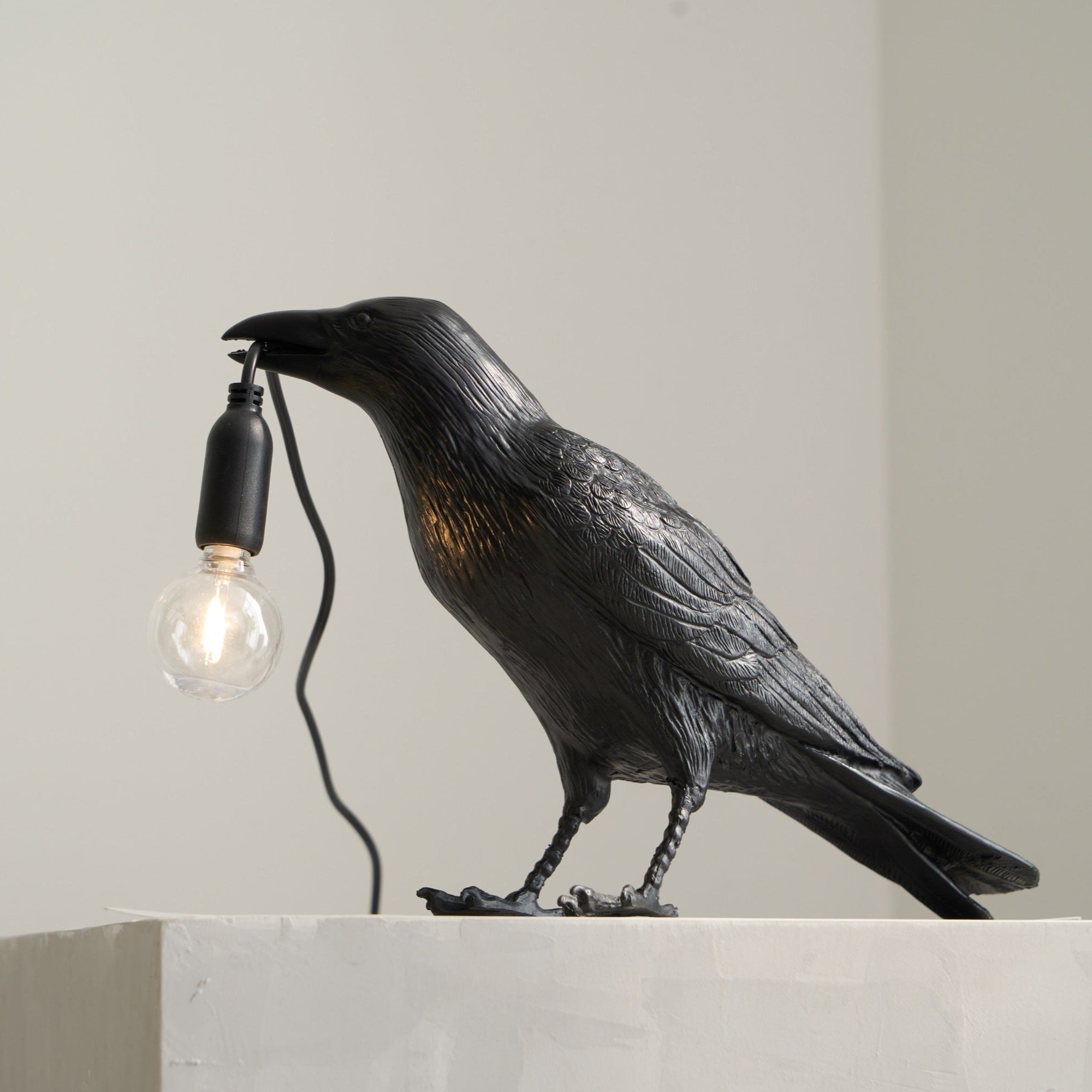 Corvélis | Lampe de Table – Corbeau sculpté résine style moderne