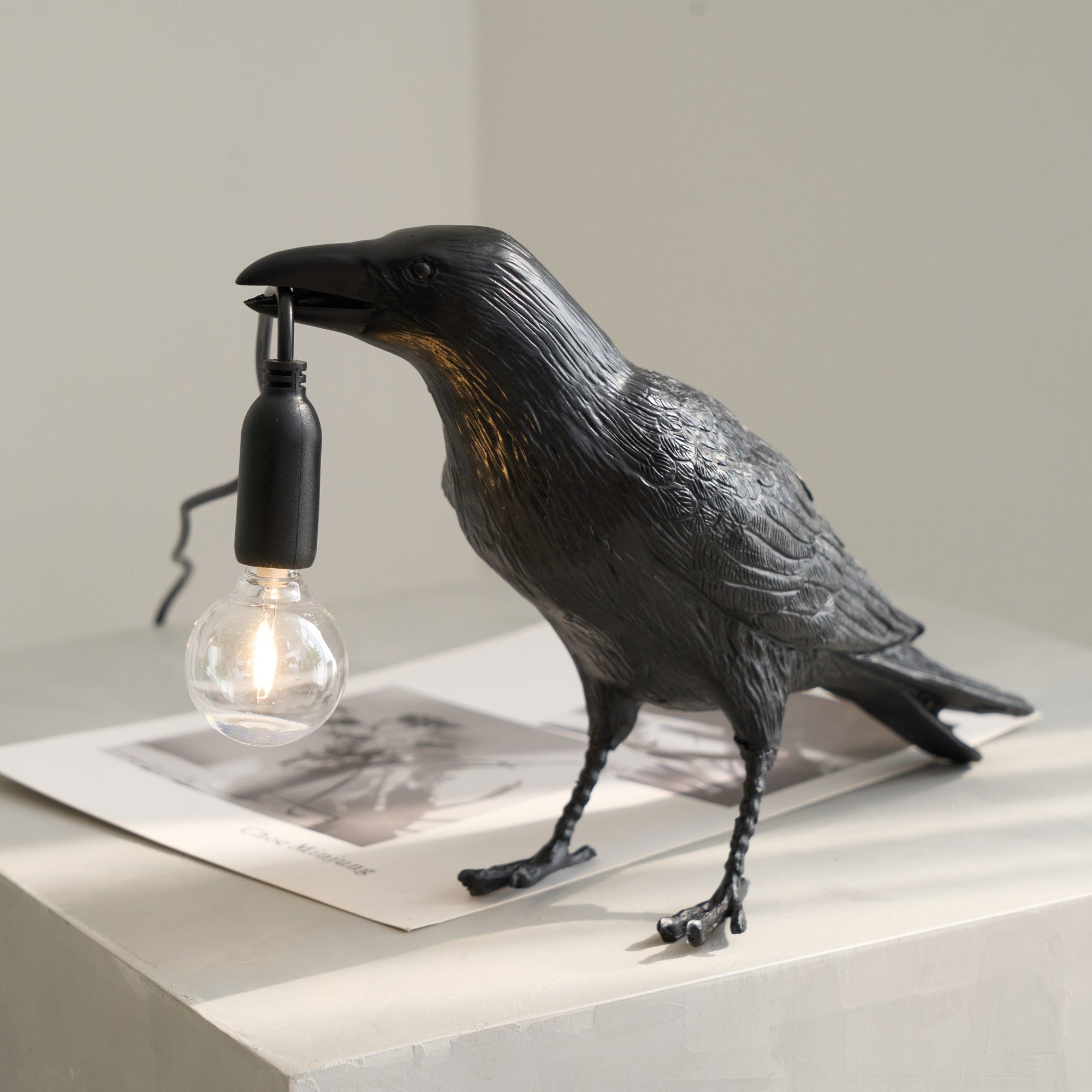 Corvélis | Lampe de Table – Corbeau sculpté résine style moderne