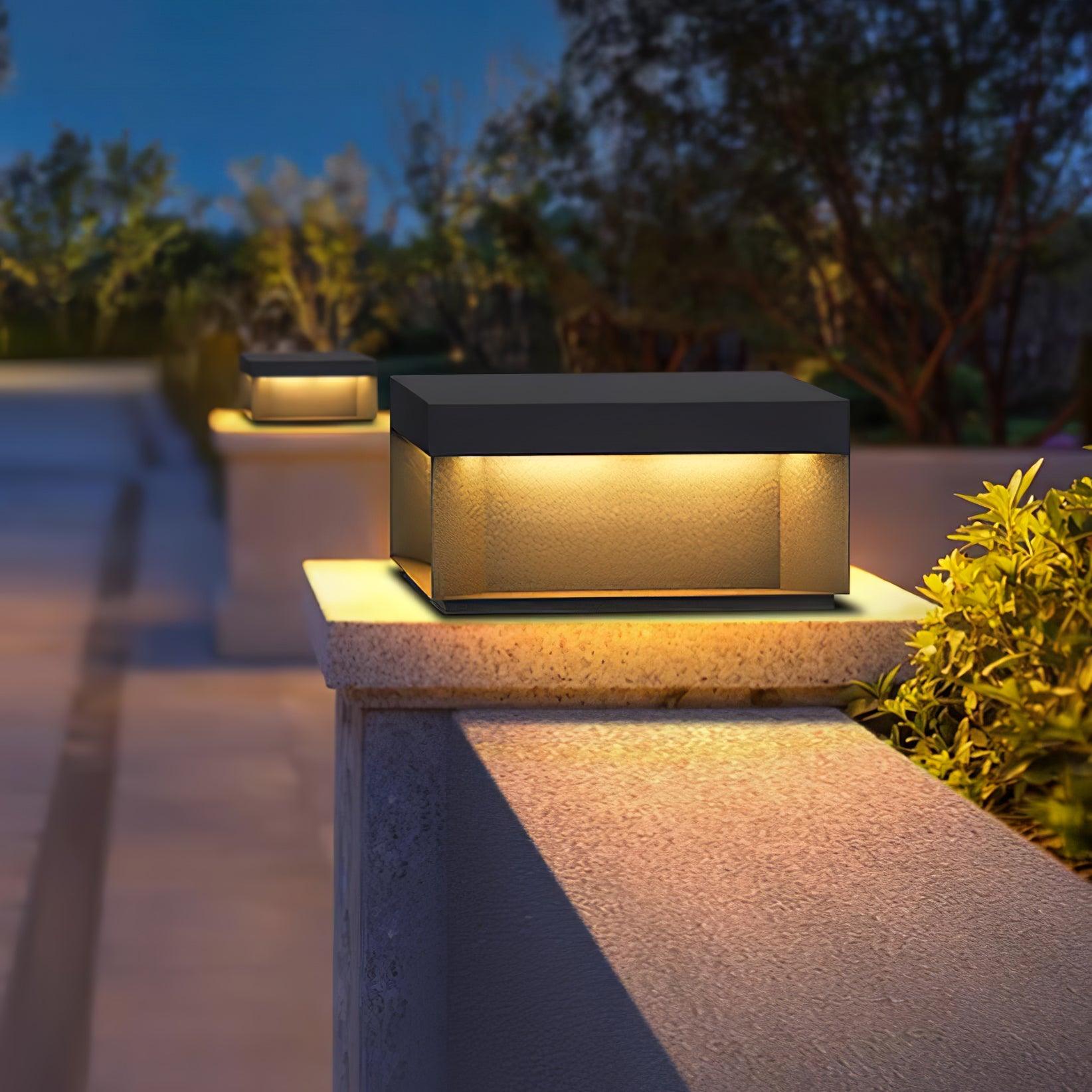 LumiJardin | Lampe de Pilier Solaire – Résistante UV et Intempéries