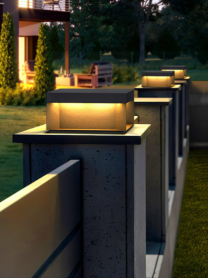 LumiJardin | Lampe de Pilier Solaire – Résistante UV et Intempéries