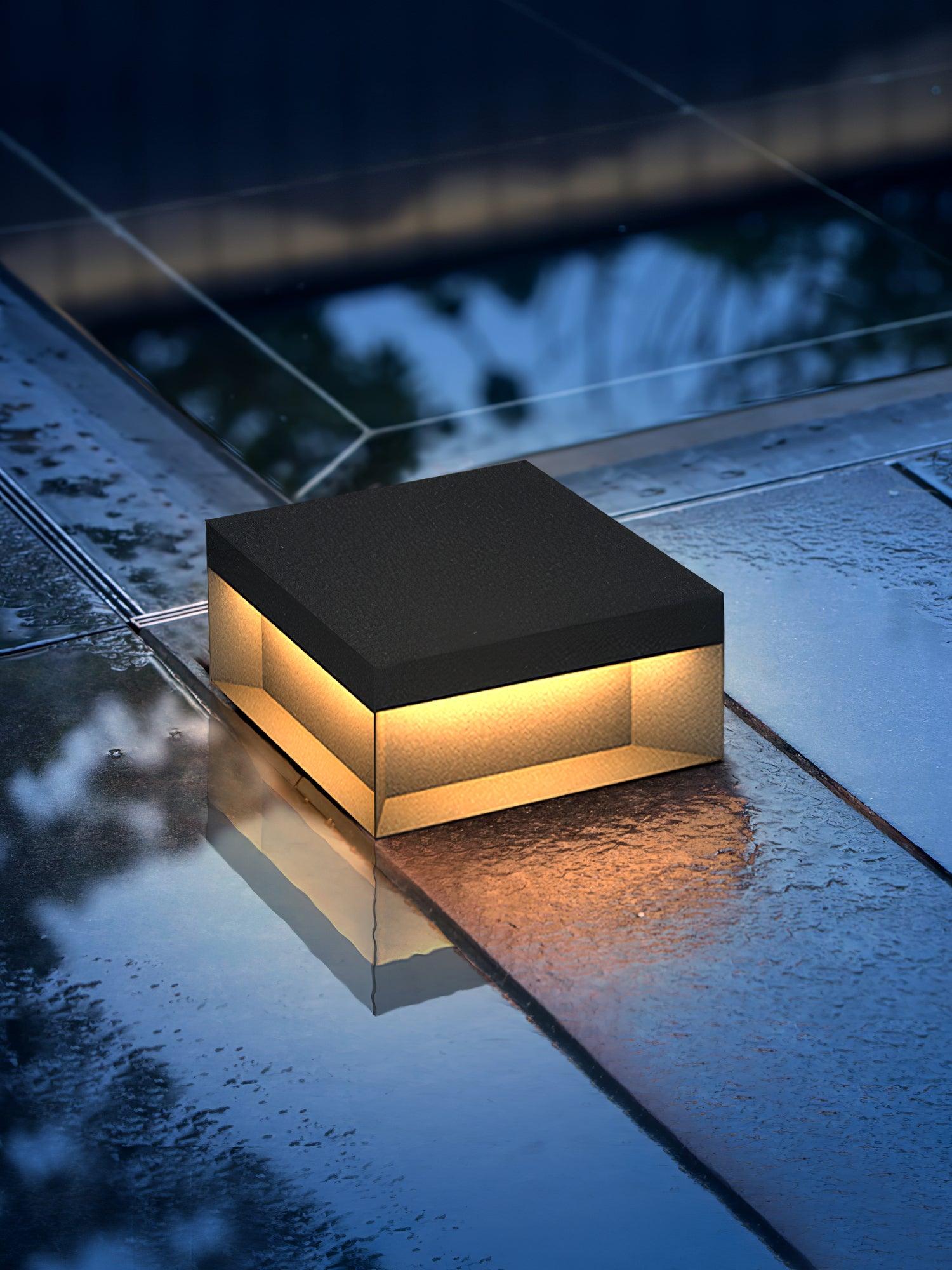 LumiJardin | Lampe de Pilier Solaire – Résistante UV et Intempéries