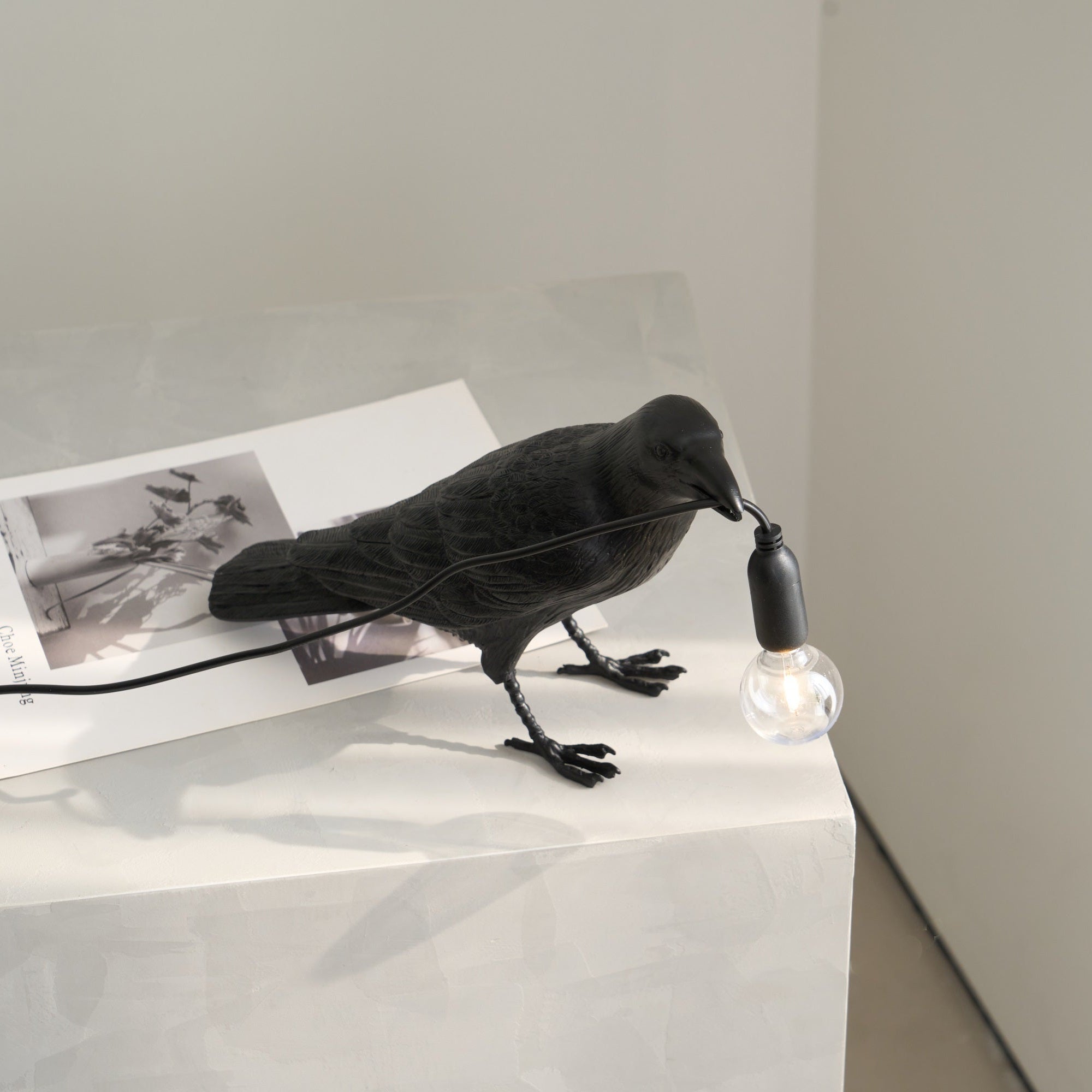 Corvélis | Lampe de Table – Corbeau sculpté résine style moderne